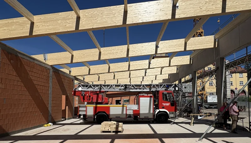 Tragwerksplanung für den Ernstfall: Richtfest für das neue Feuerwehrdepot Werdau